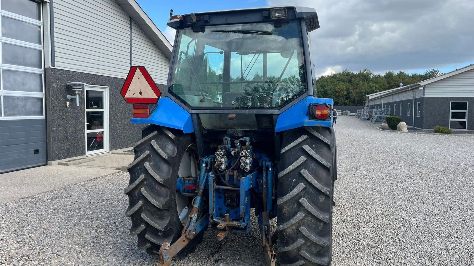 Traktor of the type New Holland 8240 SLE  Med frontlift og frontPTO, Gebrauchtmaschine in Lintrup (Picture 15)