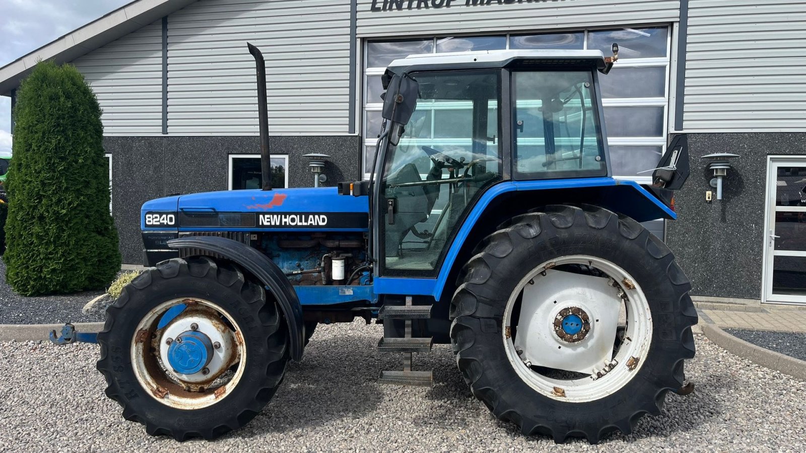 Traktor of the type New Holland 8240 SLE  Med frontlift og frontPTO, Gebrauchtmaschine in Lintrup (Picture 11)