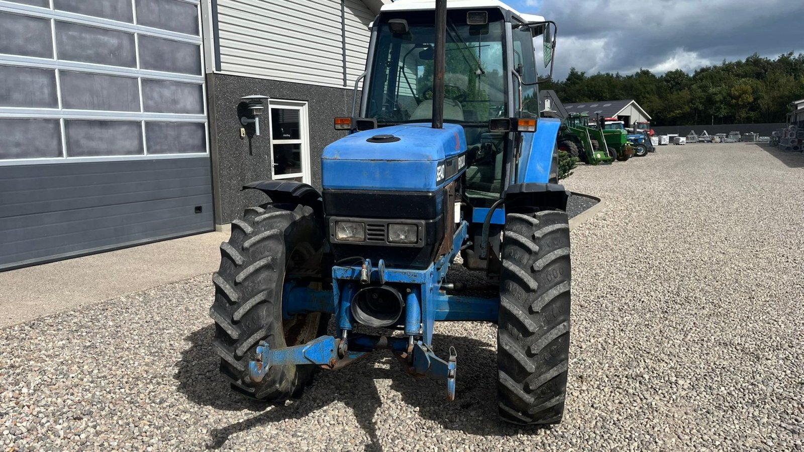 Traktor of the type New Holland 8240 SLE  Med frontlift og frontPTO, Gebrauchtmaschine in Lintrup (Picture 10)
