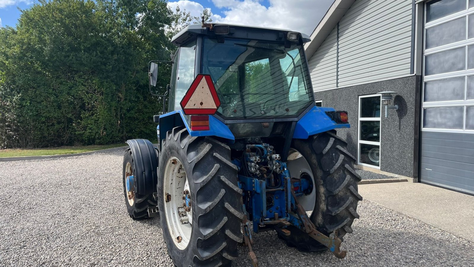 Traktor of the type New Holland 8240 SLE  Med frontlift og frontPTO, Gebrauchtmaschine in Lintrup (Picture 12)