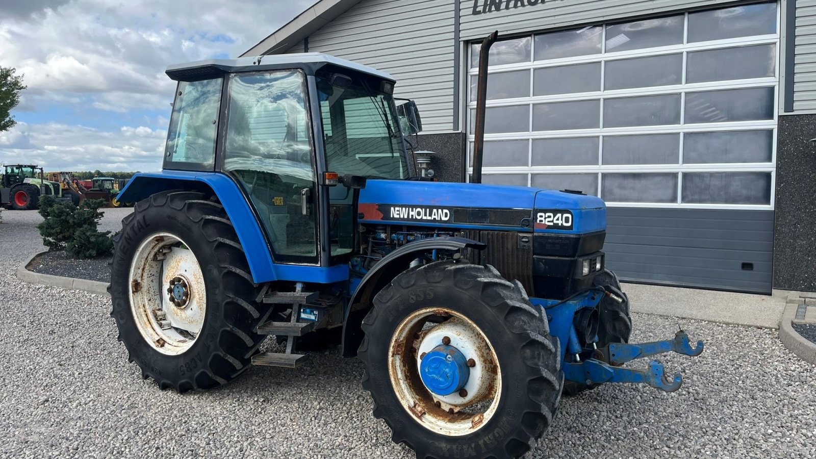 Traktor of the type New Holland 8240 SLE  Med frontlift og frontPTO, Gebrauchtmaschine in Lintrup (Picture 16)