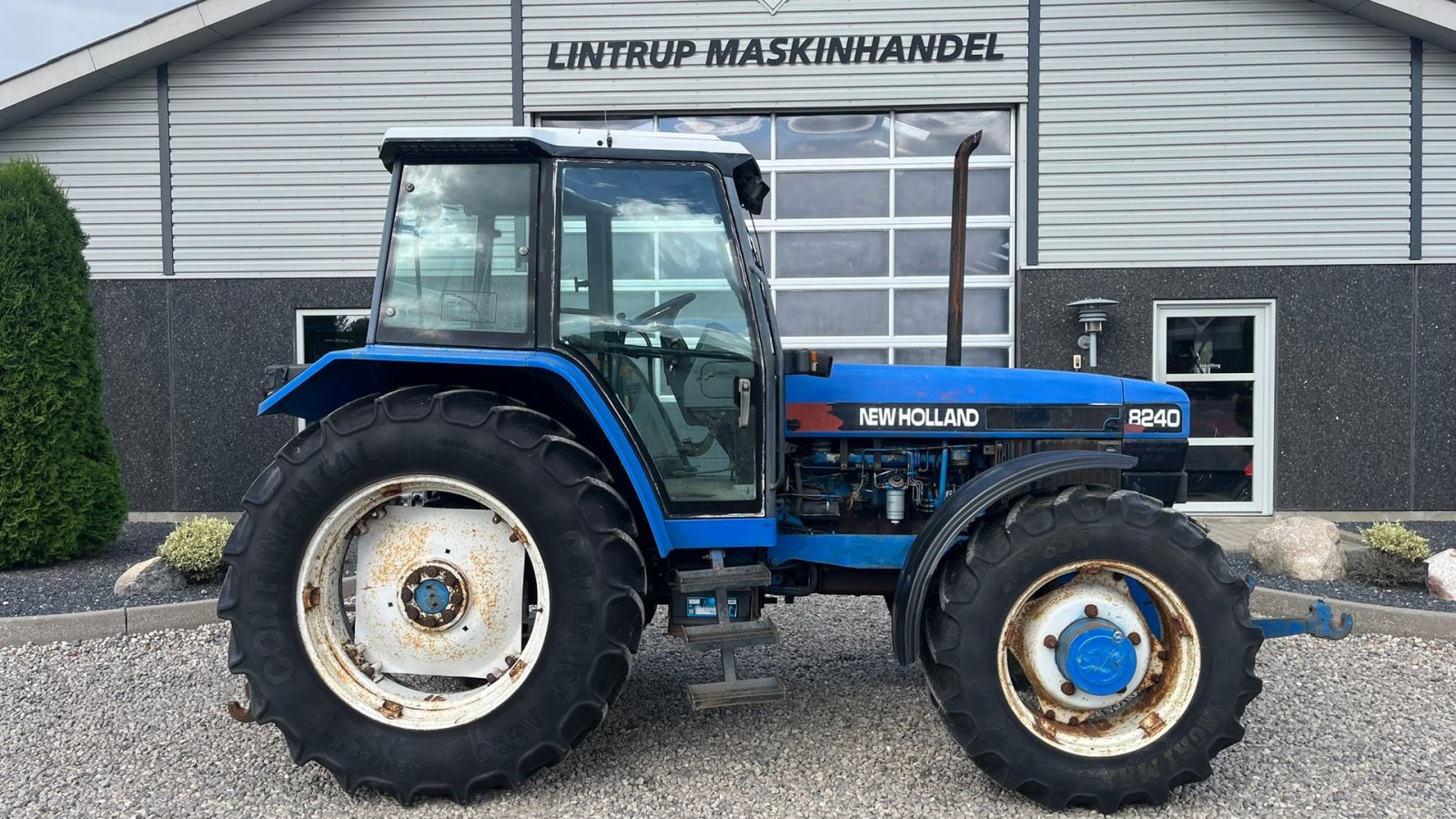 Traktor of the type New Holland 8240 SLE  Med frontlift og frontPTO, Gebrauchtmaschine in Lintrup (Picture 8)