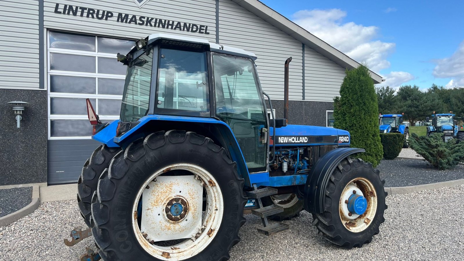 Traktor of the type New Holland 8240 SLE  Med frontlift og frontPTO, Gebrauchtmaschine in Lintrup (Picture 13)