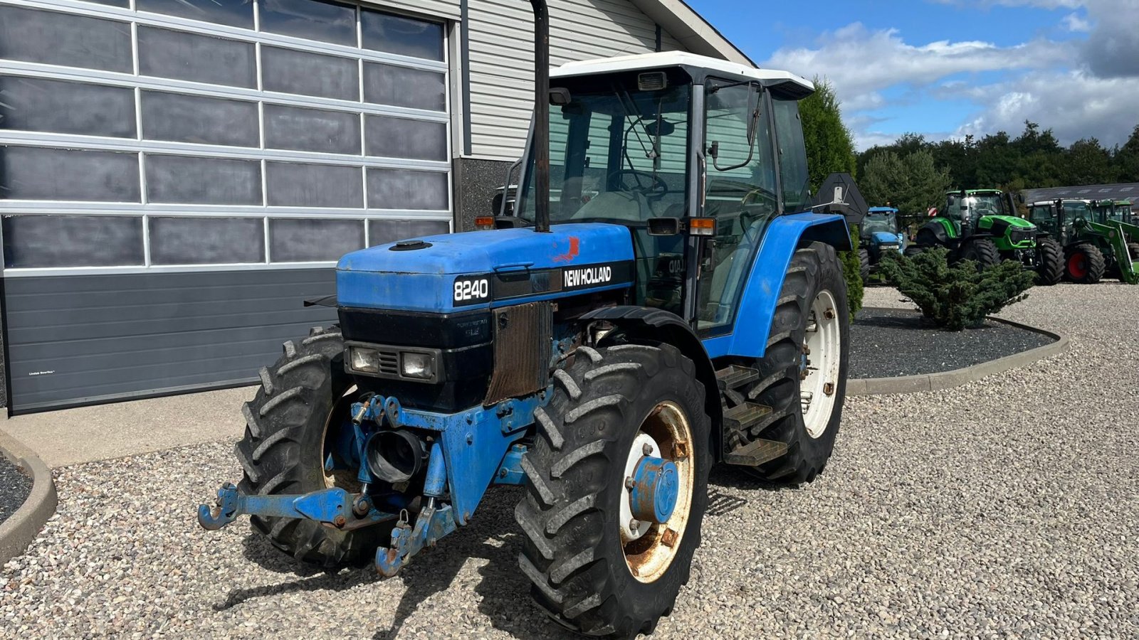 Traktor of the type New Holland 8240 SLE  Med frontlift og frontPTO, Gebrauchtmaschine in Lintrup (Picture 9)