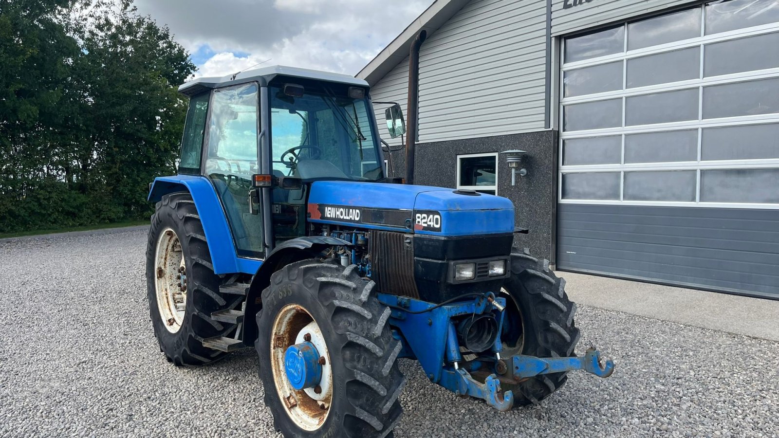 Traktor of the type New Holland 8240 SLE  Med frontlift og frontPTO, Gebrauchtmaschine in Lintrup (Picture 17)