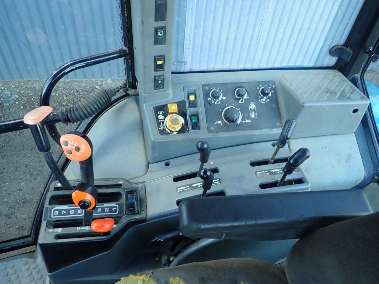 Traktor of the type New Holland 8240, Gebrauchtmaschine in Viborg (Picture 9)