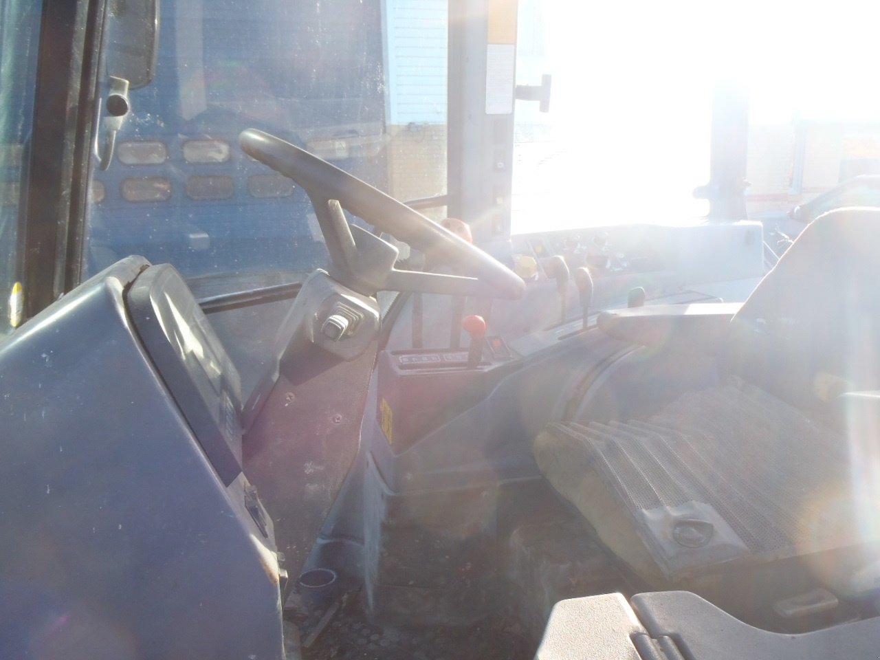 Traktor of the type New Holland 8240, Gebrauchtmaschine in Viborg (Picture 4)