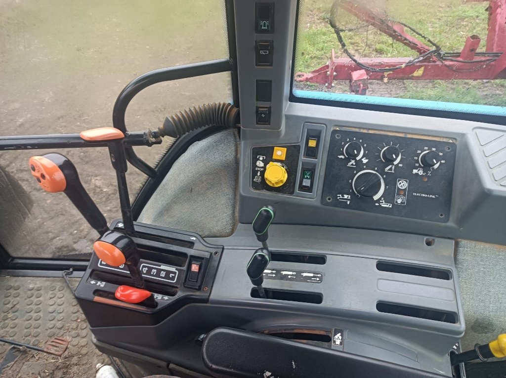 Traktor des Typs New Holland 8240, Gebrauchtmaschine in Einvaux (Bild 9)