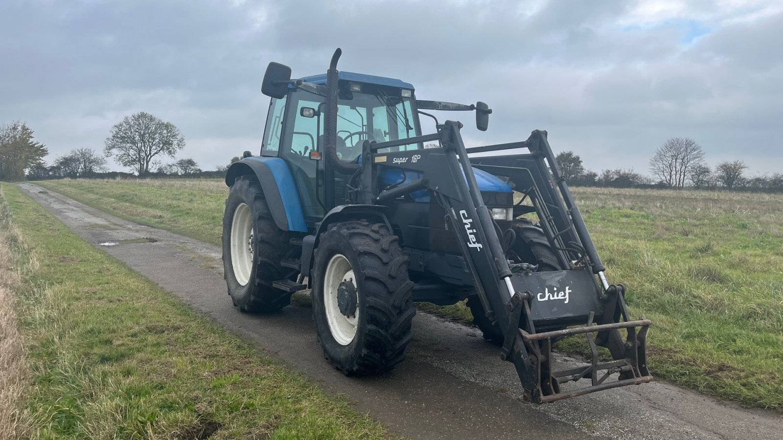Traktor of the type New Holland 8260 med Chief super 16 p frontlæsser, Gebrauchtmaschine in Gråsten (Picture 3)