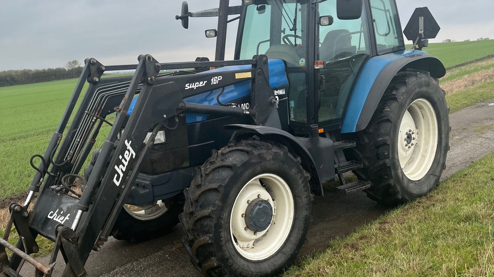 Traktor of the type New Holland 8260 med Chief super 16 p frontlæsser, Gebrauchtmaschine in Gråsten (Picture 1)