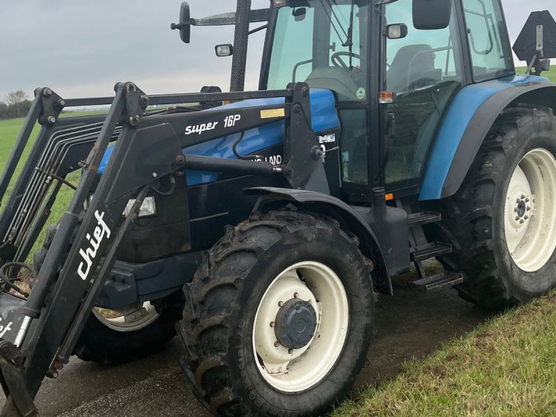 Traktor типа New Holland 8260 med Chief super 16 p frontlæsser, Gebrauchtmaschine в Gråsten (Фотография 1)