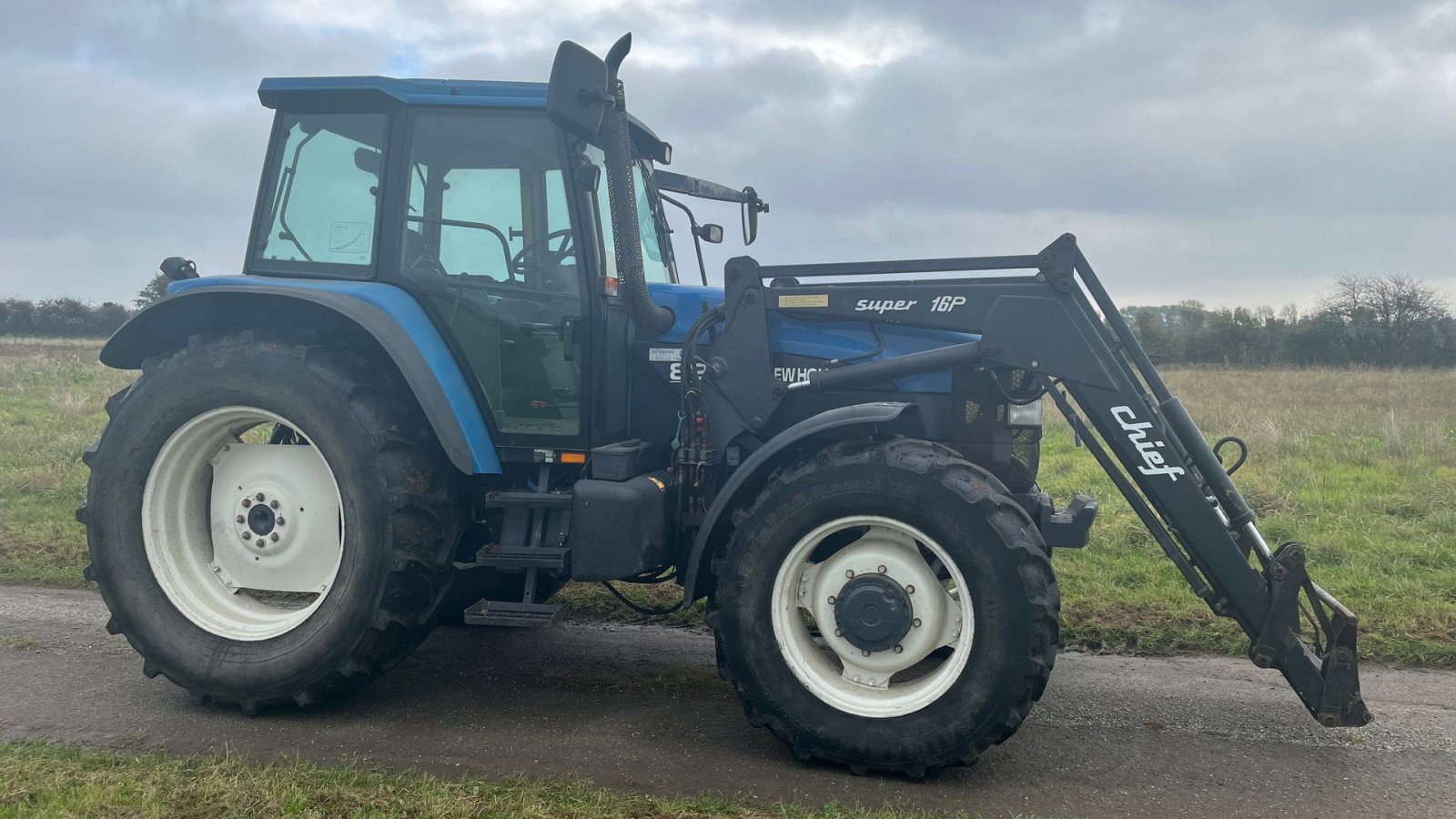 Traktor of the type New Holland 8260 med Chief super 16 p frontlæsser, Gebrauchtmaschine in Gråsten (Picture 2)