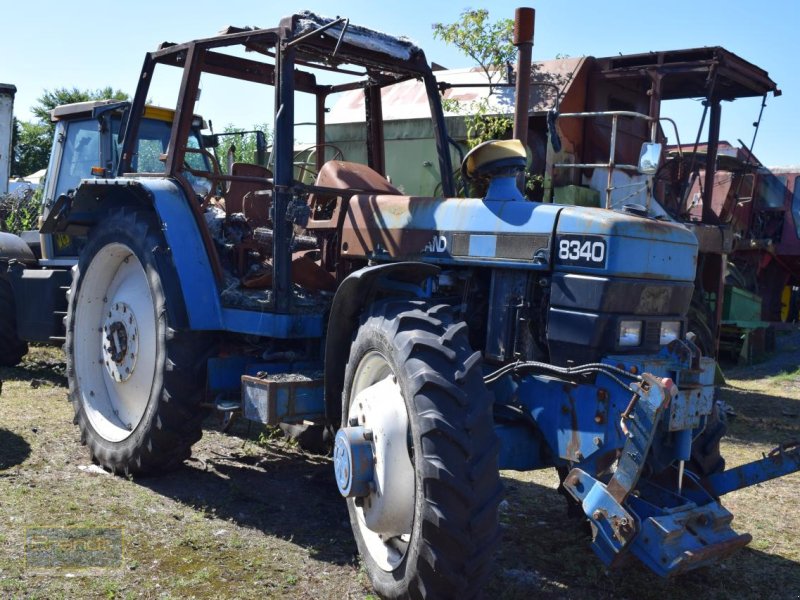 Traktor des Typs New Holland 8340 *zur Teileverwertung*, Gebrauchtmaschine in Oyten (Bild 1)