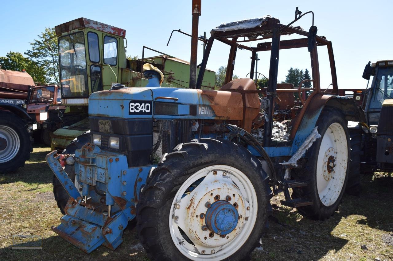 Traktor des Typs New Holland 8340 *zur Teileverwertung*, Gebrauchtmaschine in Oyten (Bild 2)