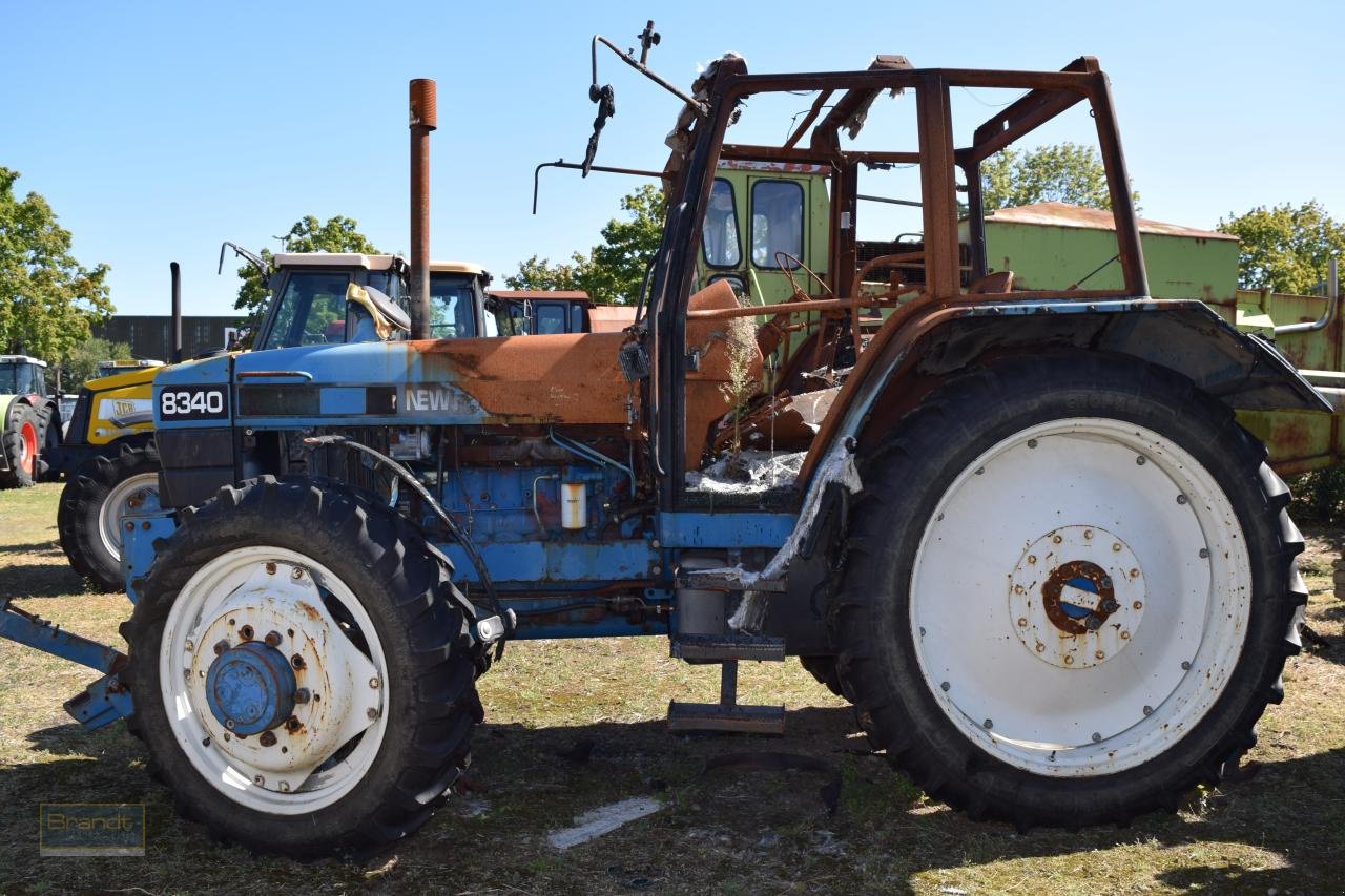 Traktor des Typs New Holland 8340 *zur Teileverwertung*, Gebrauchtmaschine in Oyten (Bild 3)