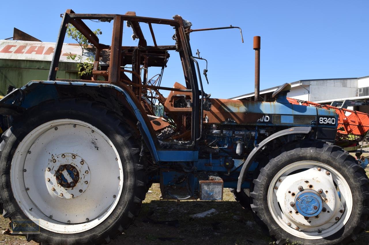 Traktor des Typs New Holland 8340 *zur Teileverwertung*, Gebrauchtmaschine in Oyten (Bild 4)
