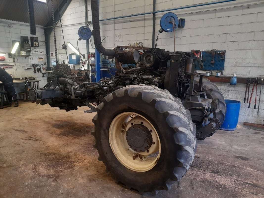 Traktor Türe ait New Holland 8360, Gebrauchtmaschine içinde Viborg (resim 2)
