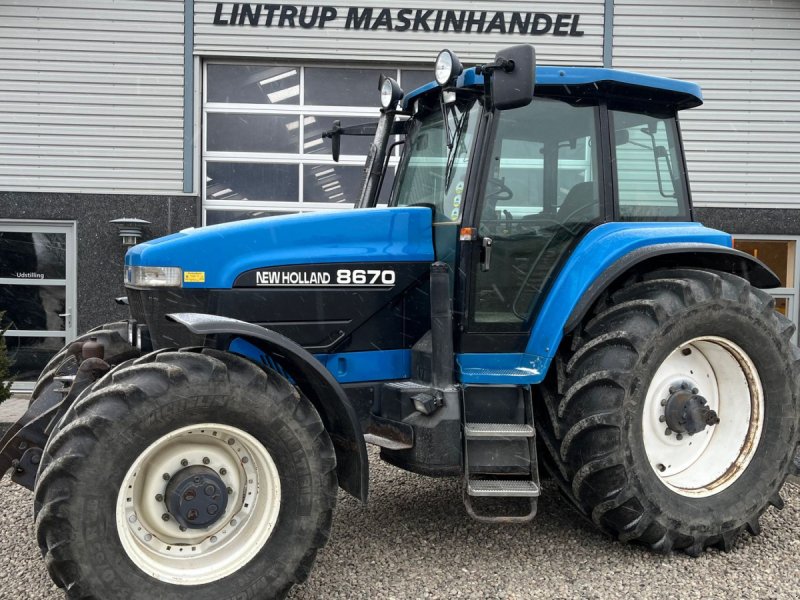 Traktor of the type New Holland 8670 SuperSteer og frontlift, Gebrauchtmaschine in Lintrup