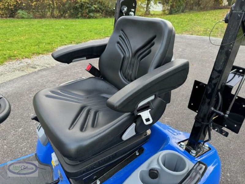 Traktor des Typs New Holland Boomer 25 C, Neumaschine in Münzkirchen (Bild 12)