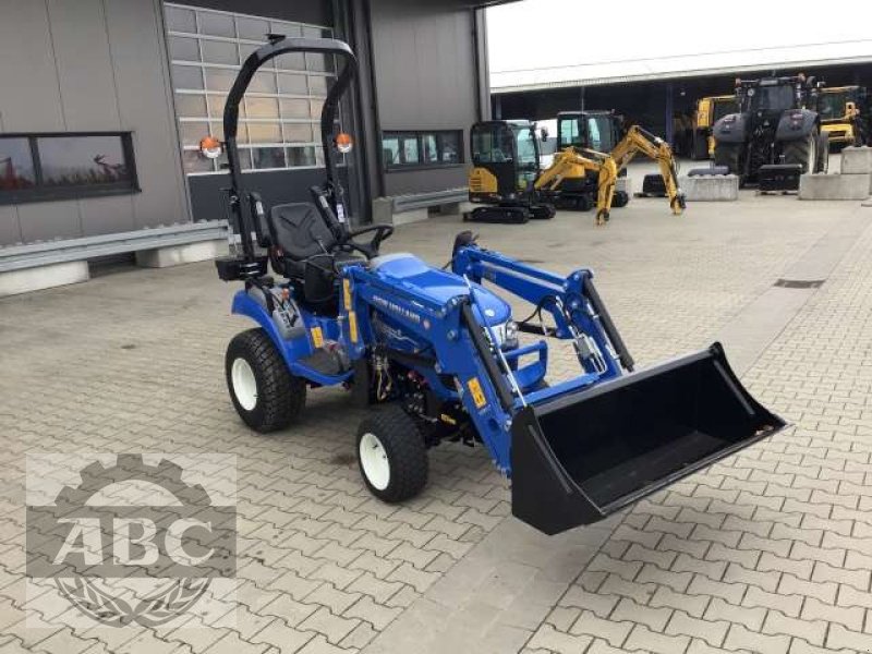 Traktor of the type New Holland BOOMER 25 COMPACT, Neumaschine in Klein Bünzow (Picture 1)
