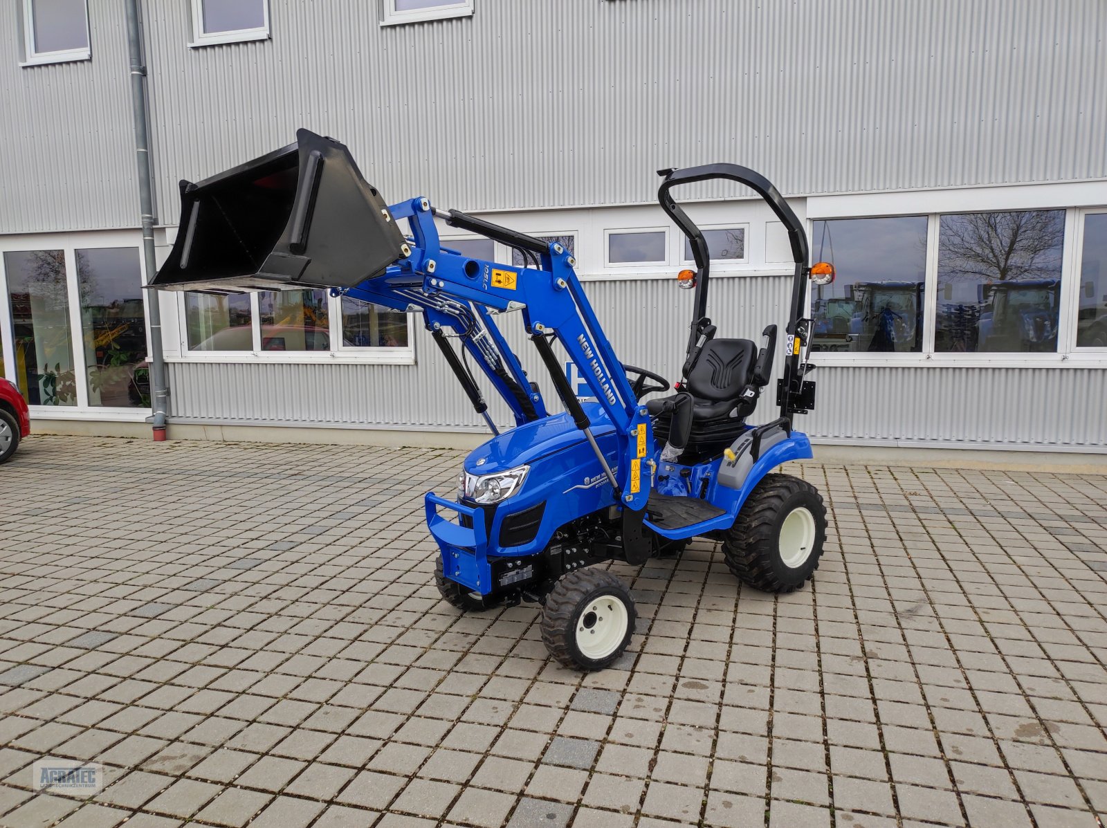 Traktor des Typs New Holland Boomer 25 Compakt, Neumaschine in Salching bei Straubing (Bild 1)