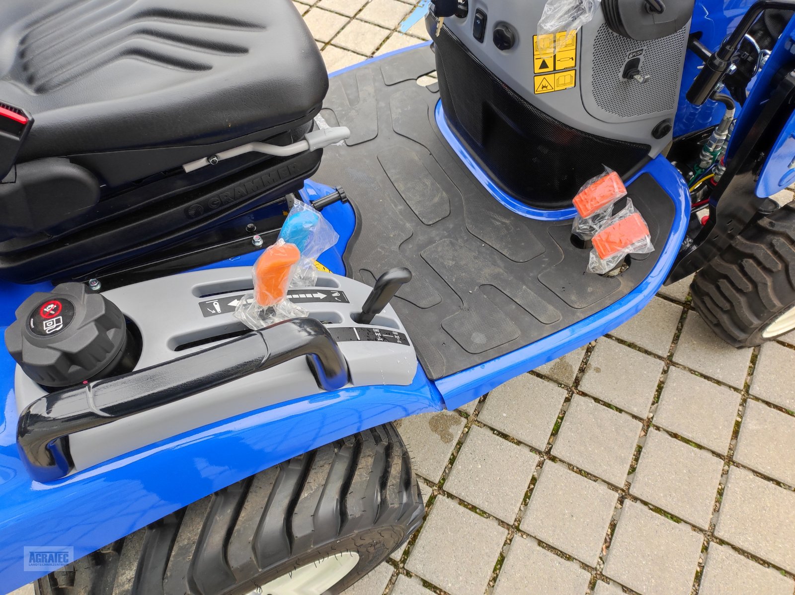 Traktor des Typs New Holland Boomer 25 Compakt, Neumaschine in Salching bei Straubing (Bild 11)