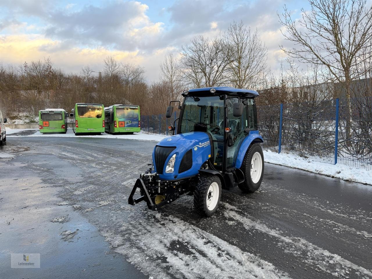 Traktor des Typs New Holland Boomer 35, Neumaschine in Neuhof - Dorfborn (Bild 3)