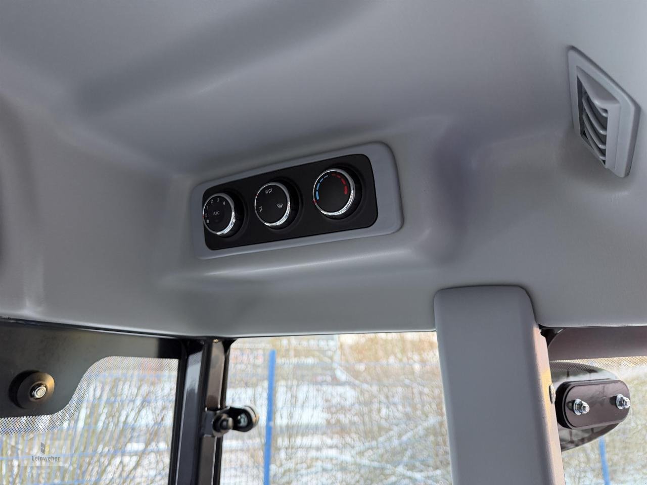 Traktor des Typs New Holland Boomer 35, Neumaschine in Neuhof - Dorfborn (Bild 11)