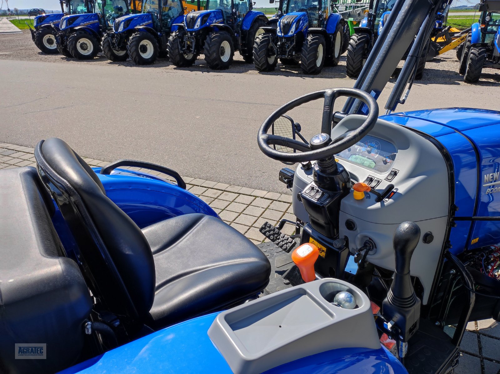 Traktor des Typs New Holland Boomer 50 HST, Neumaschine in Salching bei Straubing (Bild 11)