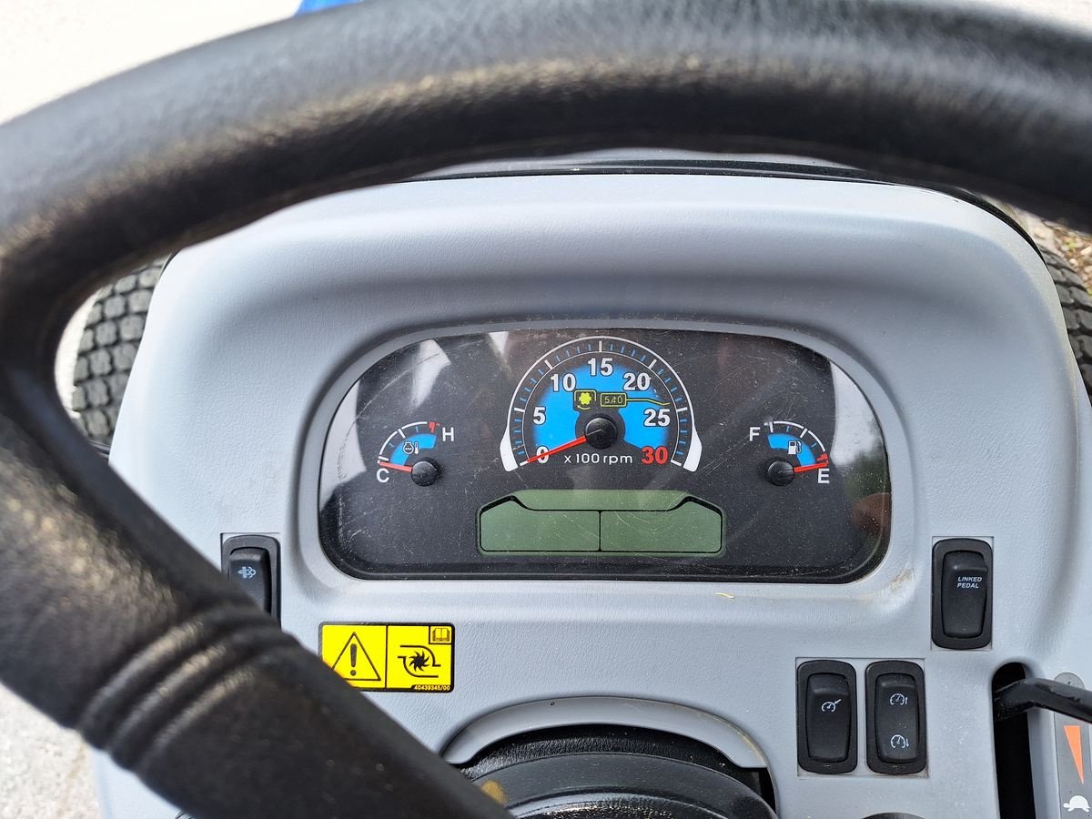 Traktor des Typs New Holland Boomer 50, Neumaschine in Burgkirchen (Bild 9)