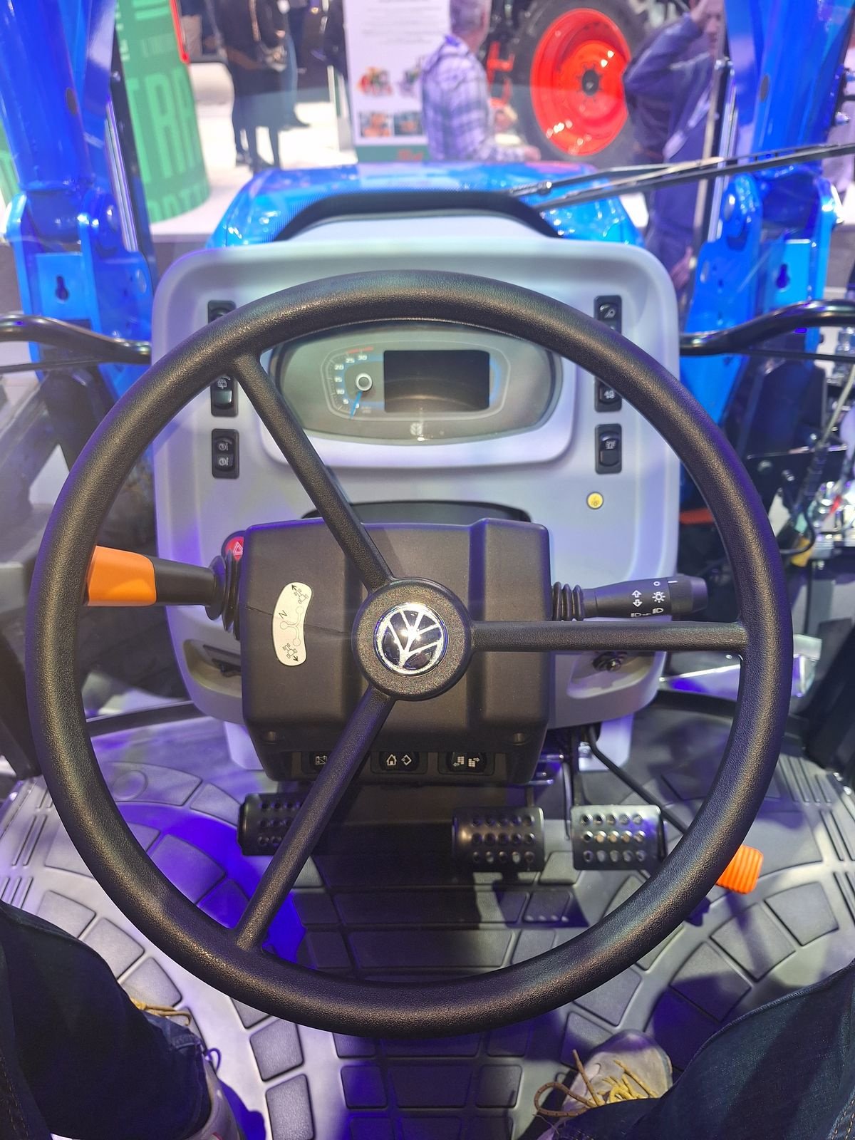 Traktor of the type New Holland EINFÜHRUNGSAKTION Neue Modellbaureihe T 5 S, Neumaschine in Burgkirchen (Picture 3)