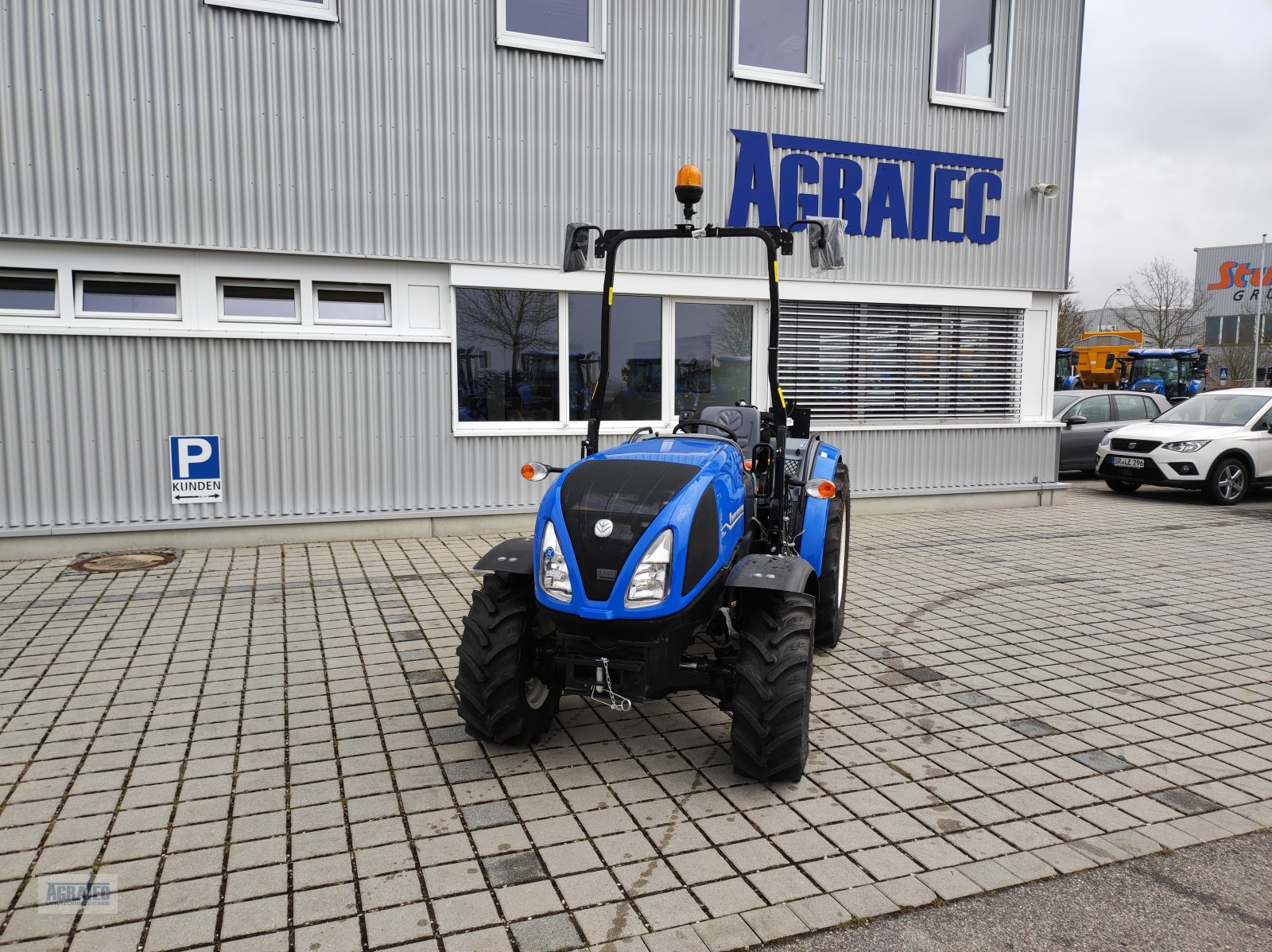 Traktor des Typs New Holland T 3.60 F, Neumaschine in Salching bei Straubing (Bild 2)