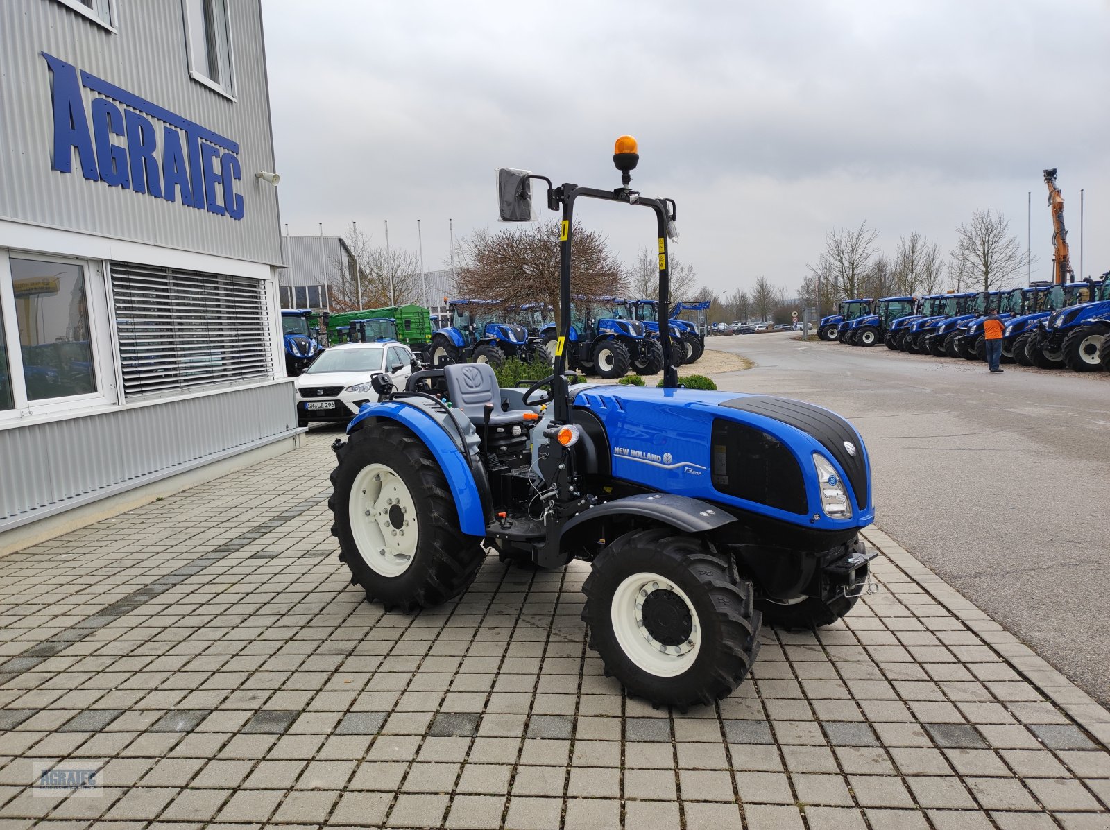 Traktor des Typs New Holland T 3.60 F, Neumaschine in Salching bei Straubing (Bild 4)