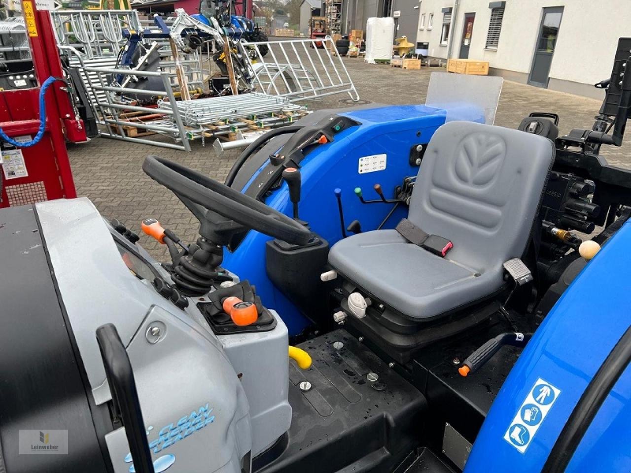 Traktor des Typs New Holland T 3.60, Neumaschine in Neuhof - Dorfborn (Bild 6)