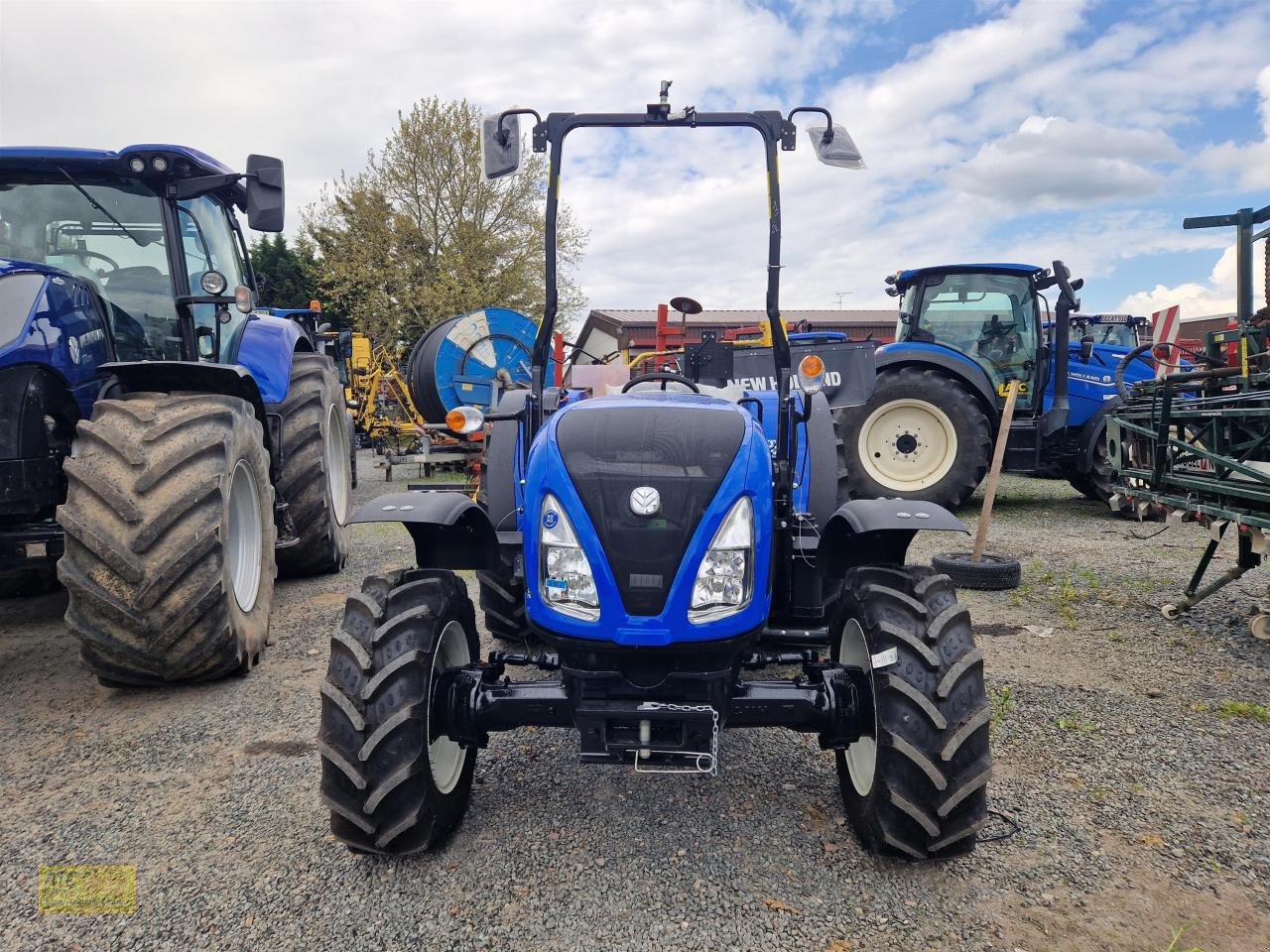 Traktor of the type New Holland T 3.70 LP 4WD Stage V, Neumaschine in Groß-Gerau (Picture 2)