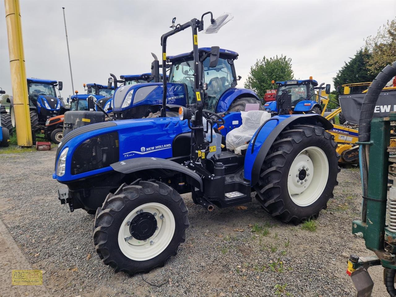 Traktor of the type New Holland T 3.70 LP 4WD Stage V, Neumaschine in Groß-Gerau (Picture 3)