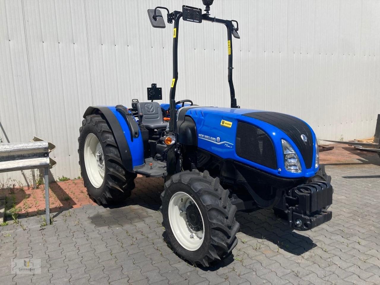 Traktor of the type New Holland T 3.80 SC, Neumaschine in Neuhof - Dorfborn (Picture 1)