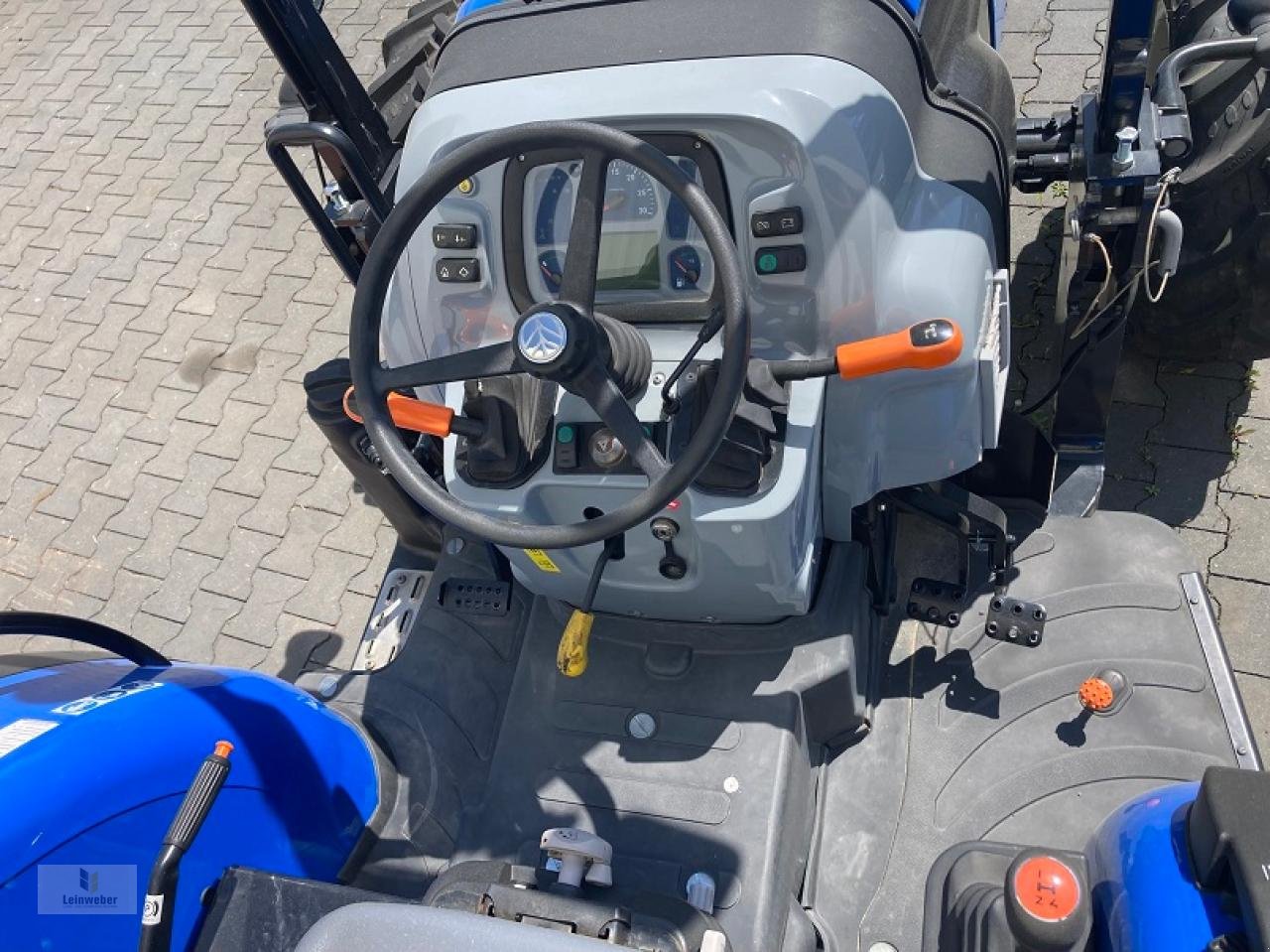 Traktor of the type New Holland T 3.80 SC, Neumaschine in Neuhof - Dorfborn (Picture 3)