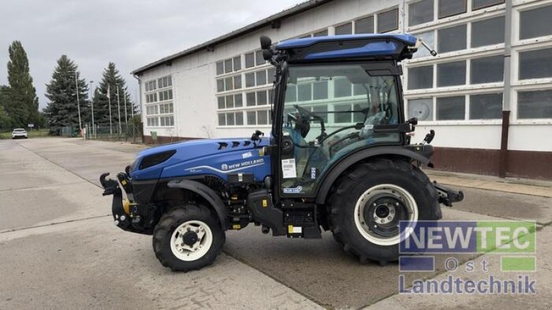 Traktor of the type New Holland T 4.100 V, Neumaschine in Küstriner Vorland / OT Manschnow (Picture 4)