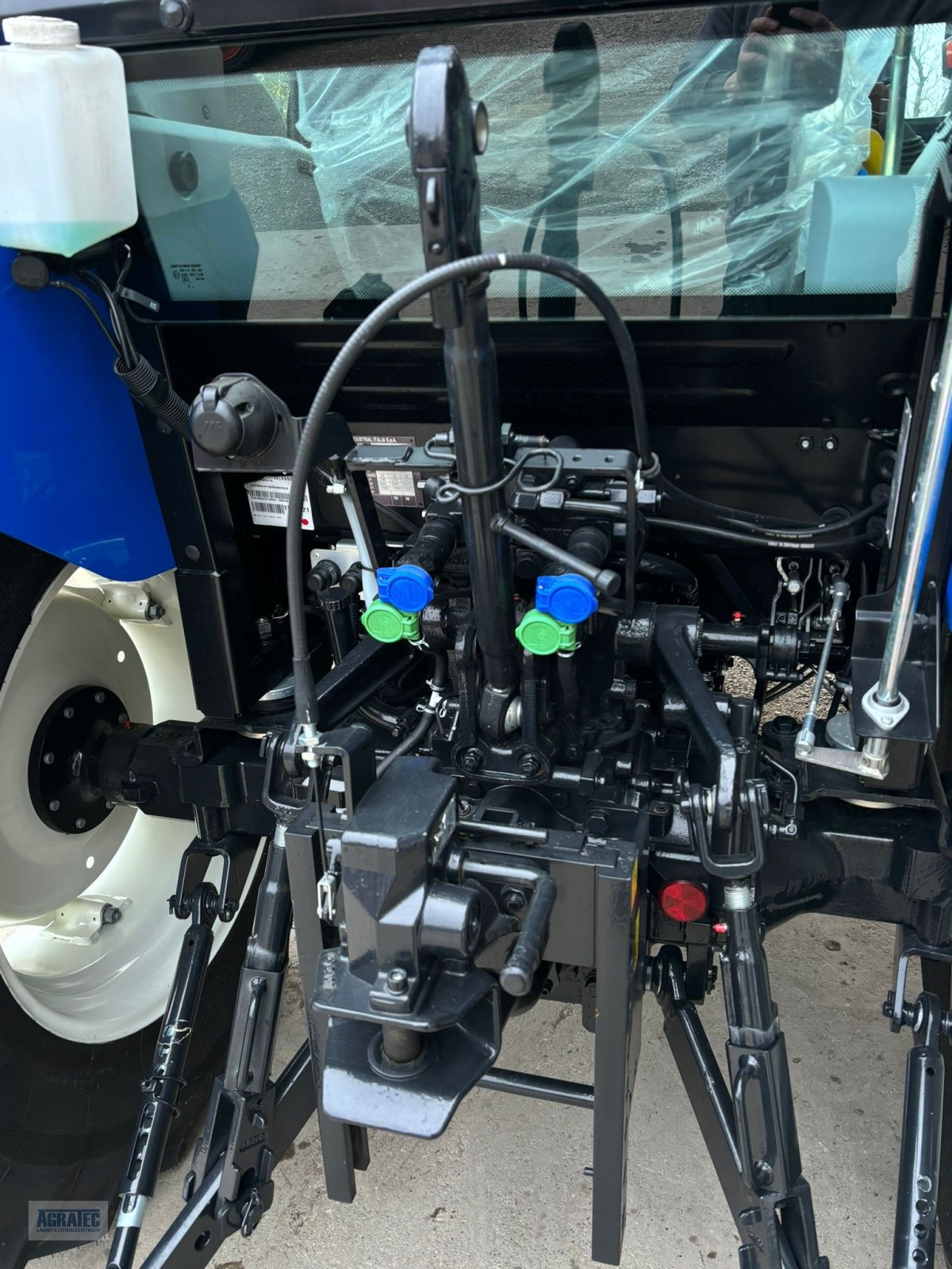 Traktor des Typs New Holland T 4.55 Finanzierungs-Rückläufer, Neumaschine in Salching bei Straubing (Bild 3)