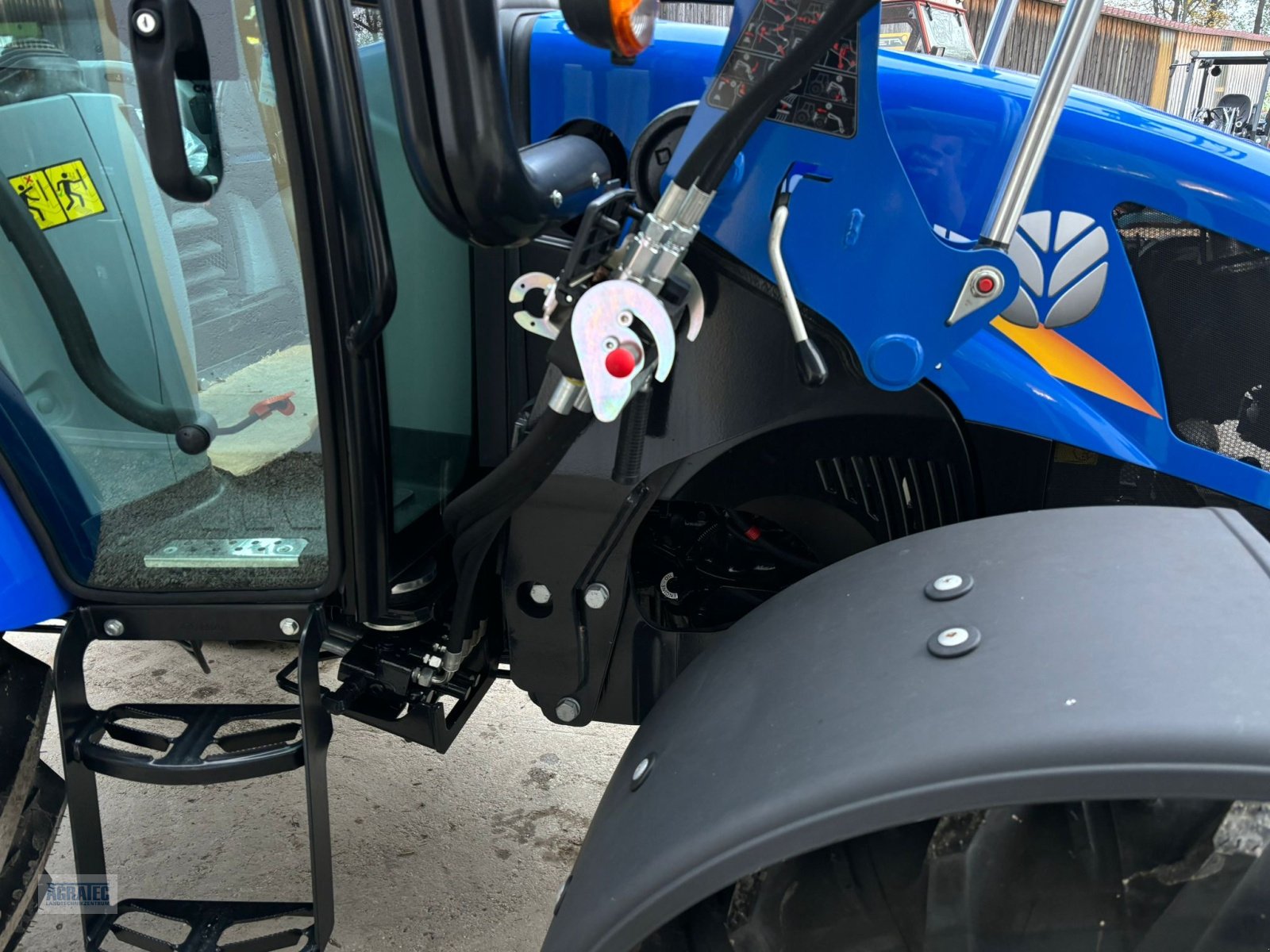 Traktor des Typs New Holland T 4.55 Finanzierungs-Rückläufer, Neumaschine in Salching bei Straubing (Bild 5)