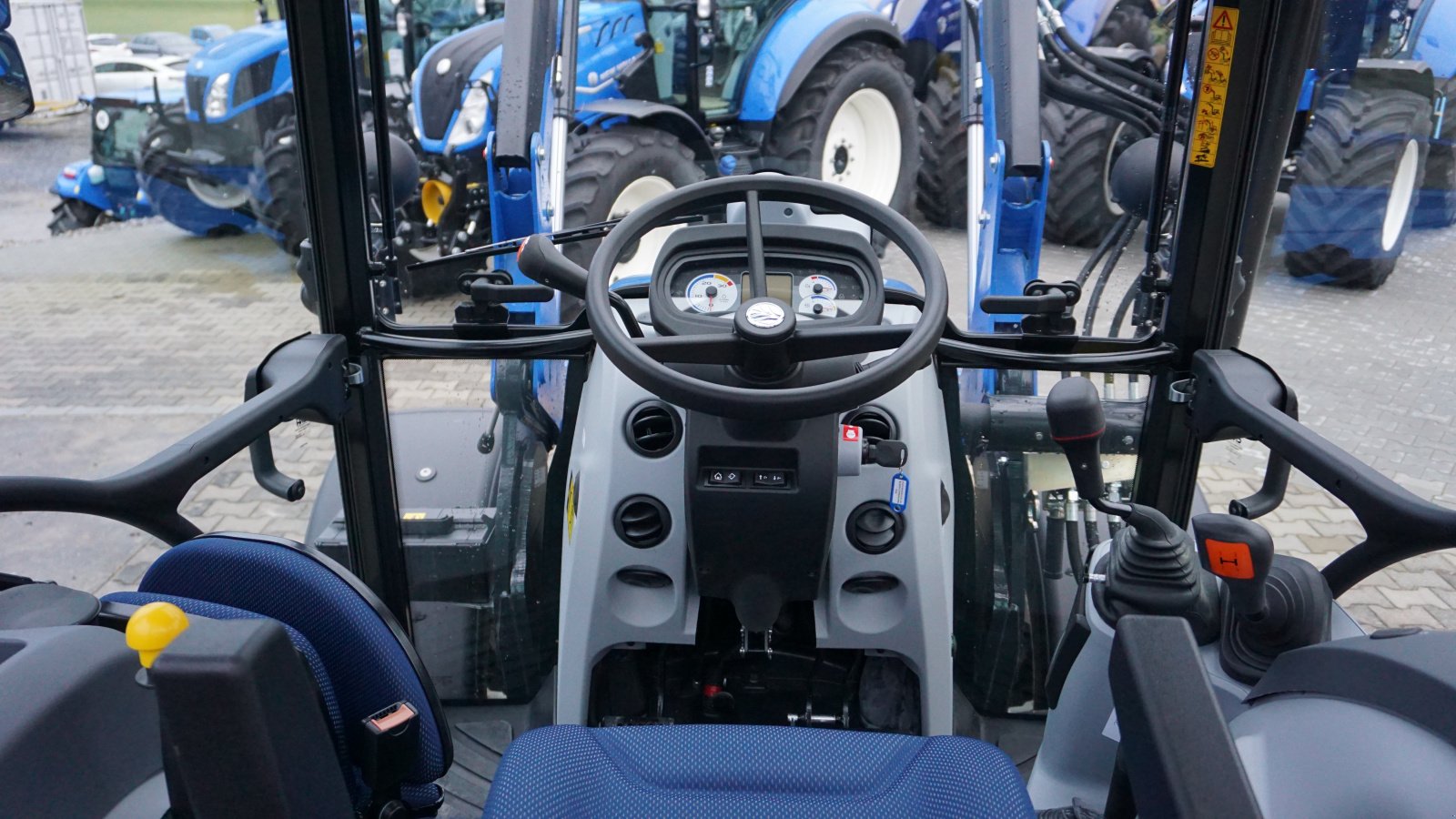 Traktor Türe ait New Holland T 4.55 inkl. STOLL Frontlader, Neumaschine içinde Rötz (resim 8)