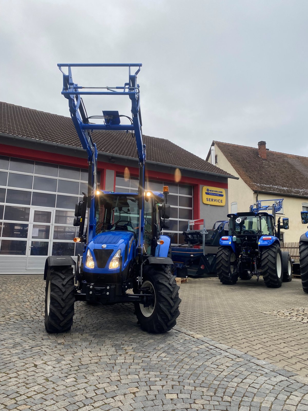 Traktor des Typs New Holland T 4.55 S, Neumaschine in Schwabach (Bild 2)