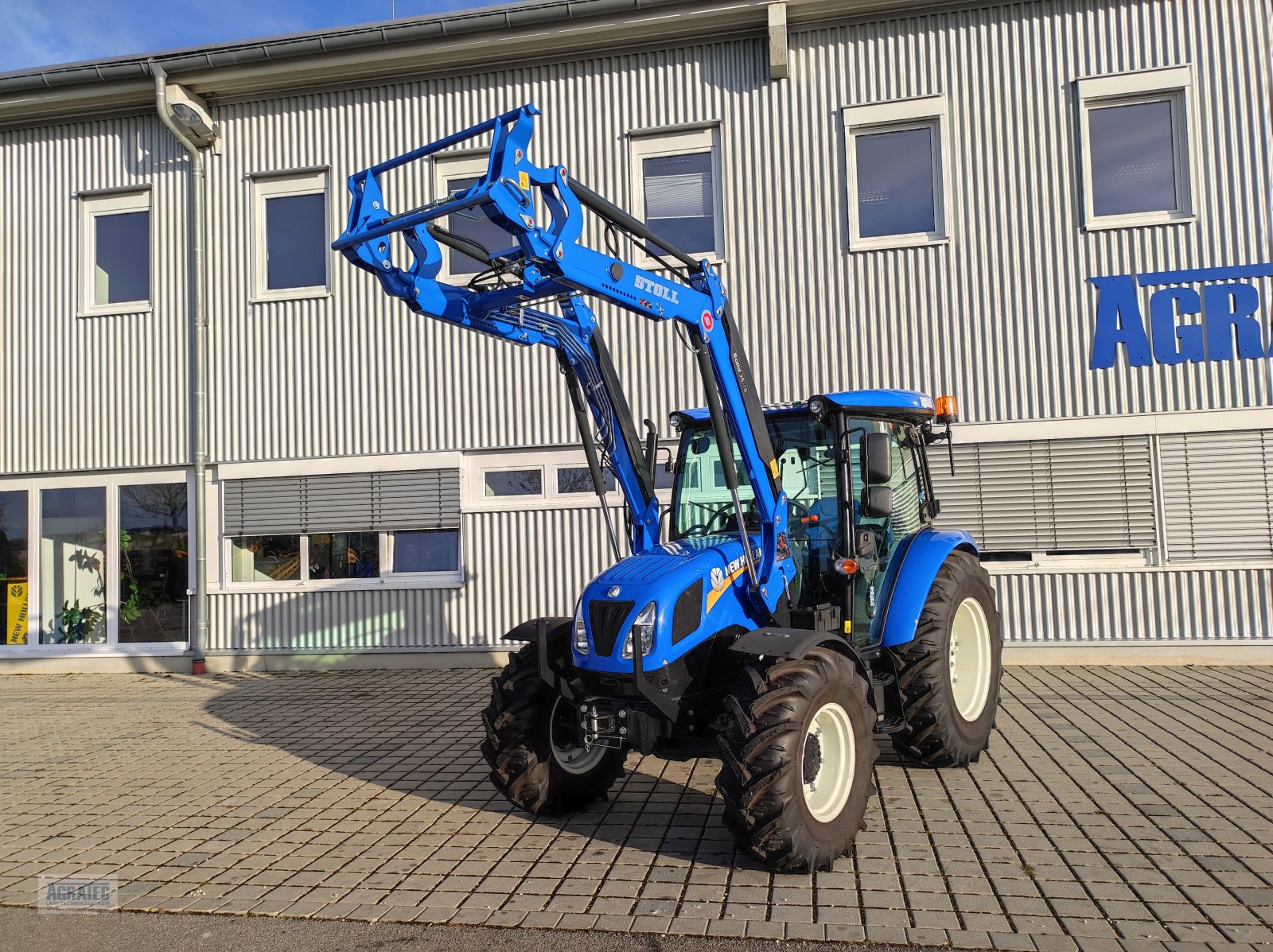 Traktor des Typs New Holland T 4.55 S, Neumaschine in Salching bei Straubing (Bild 2)