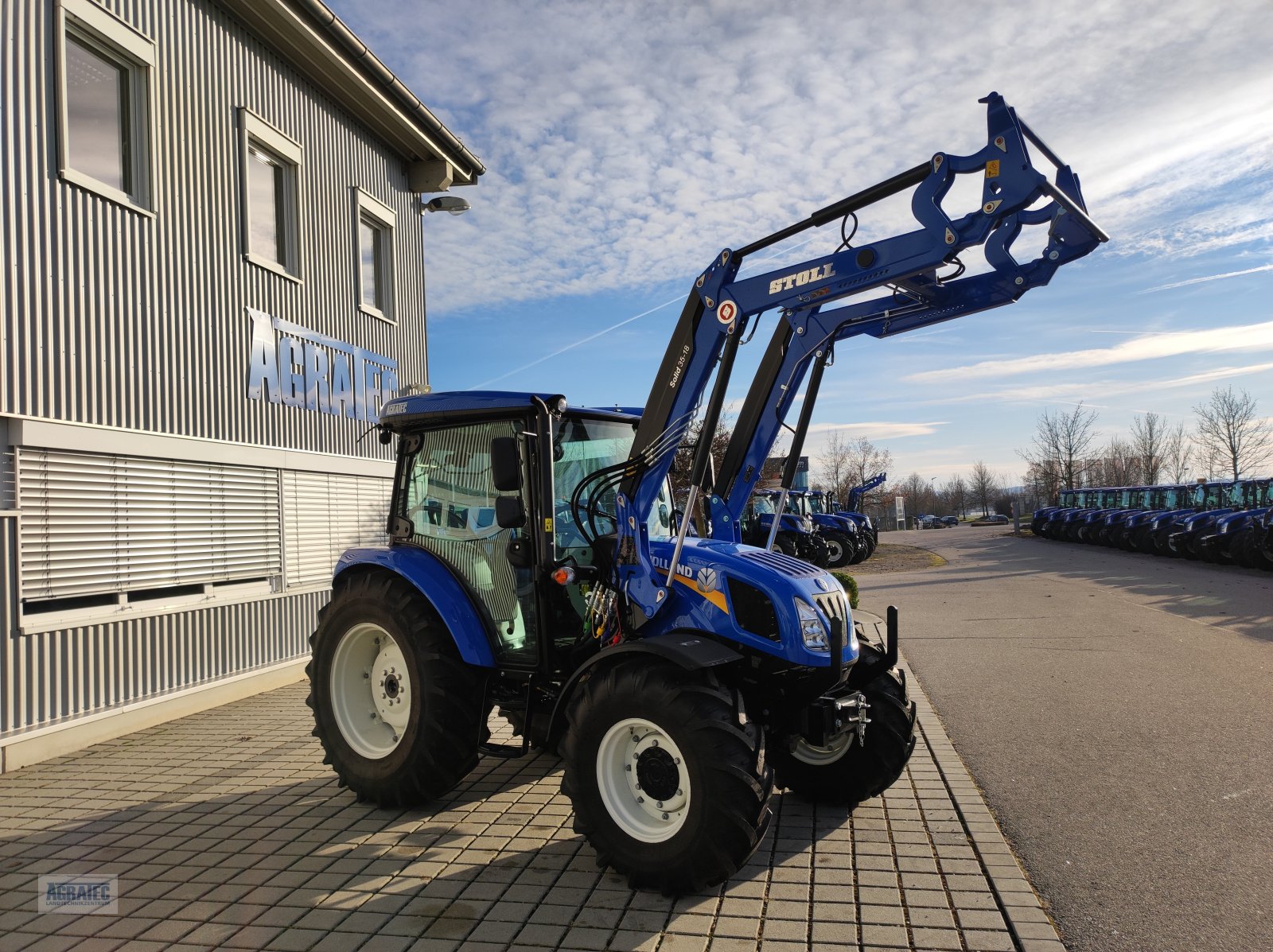 Traktor des Typs New Holland T 4.55 S, Neumaschine in Salching bei Straubing (Bild 5)