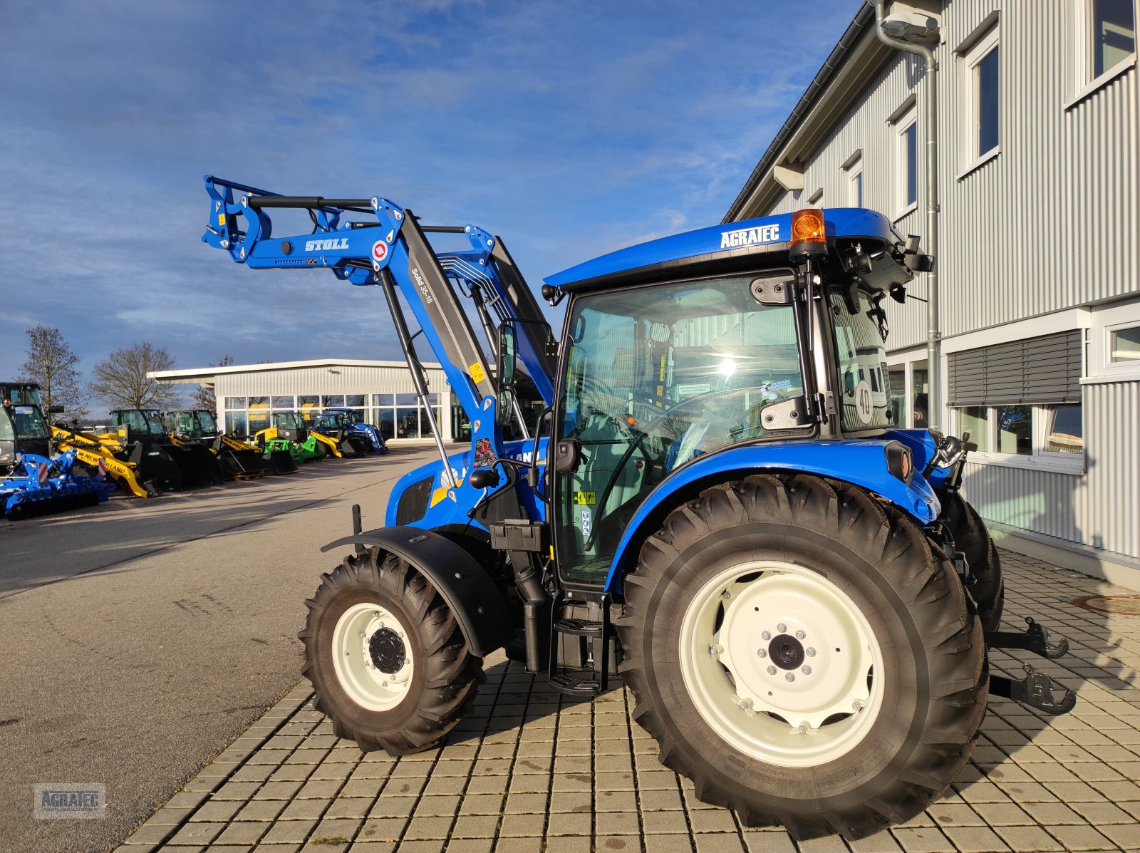 Traktor des Typs New Holland T 4.55 S, Neumaschine in Salching bei Straubing (Bild 9)