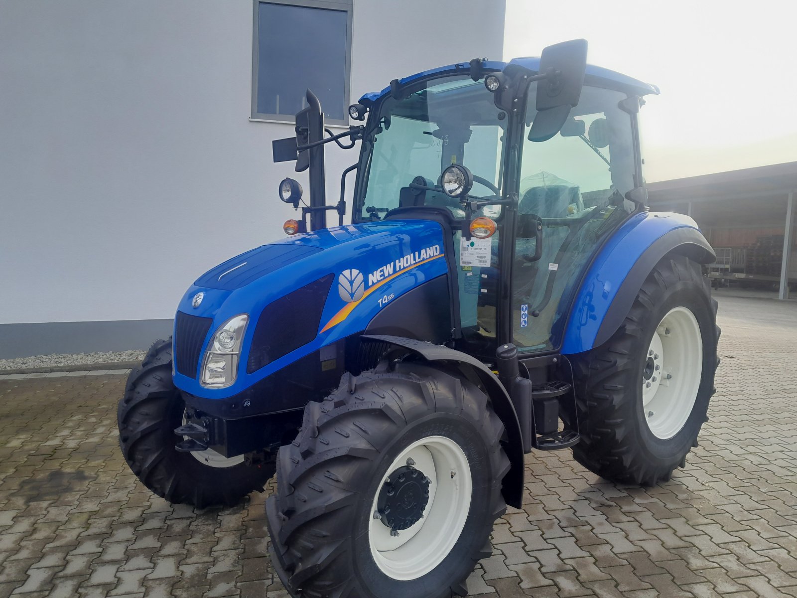Traktor des Typs New Holland T 4.55, Neumaschine in Gerzen (Bild 2)