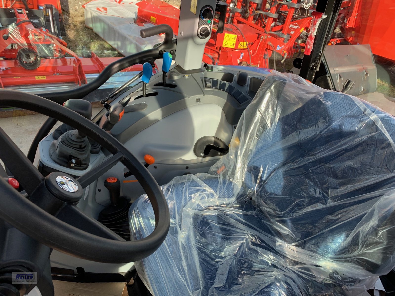 Traktor of the type New Holland T 4.55, Neumaschine in Geratskirchen (Picture 5)