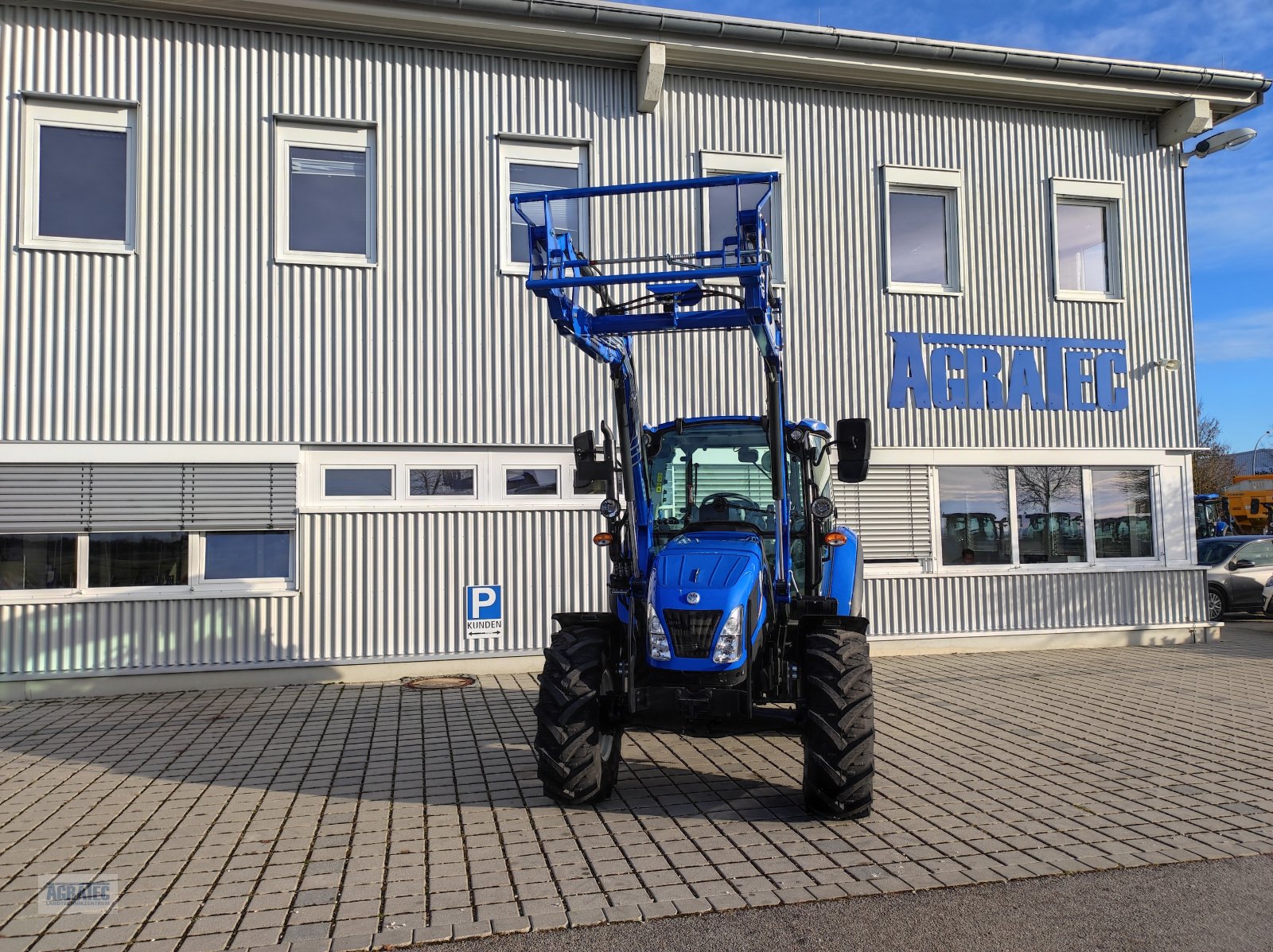 Traktor des Typs New Holland T 4.55, Neumaschine in Salching bei Straubing (Bild 3)