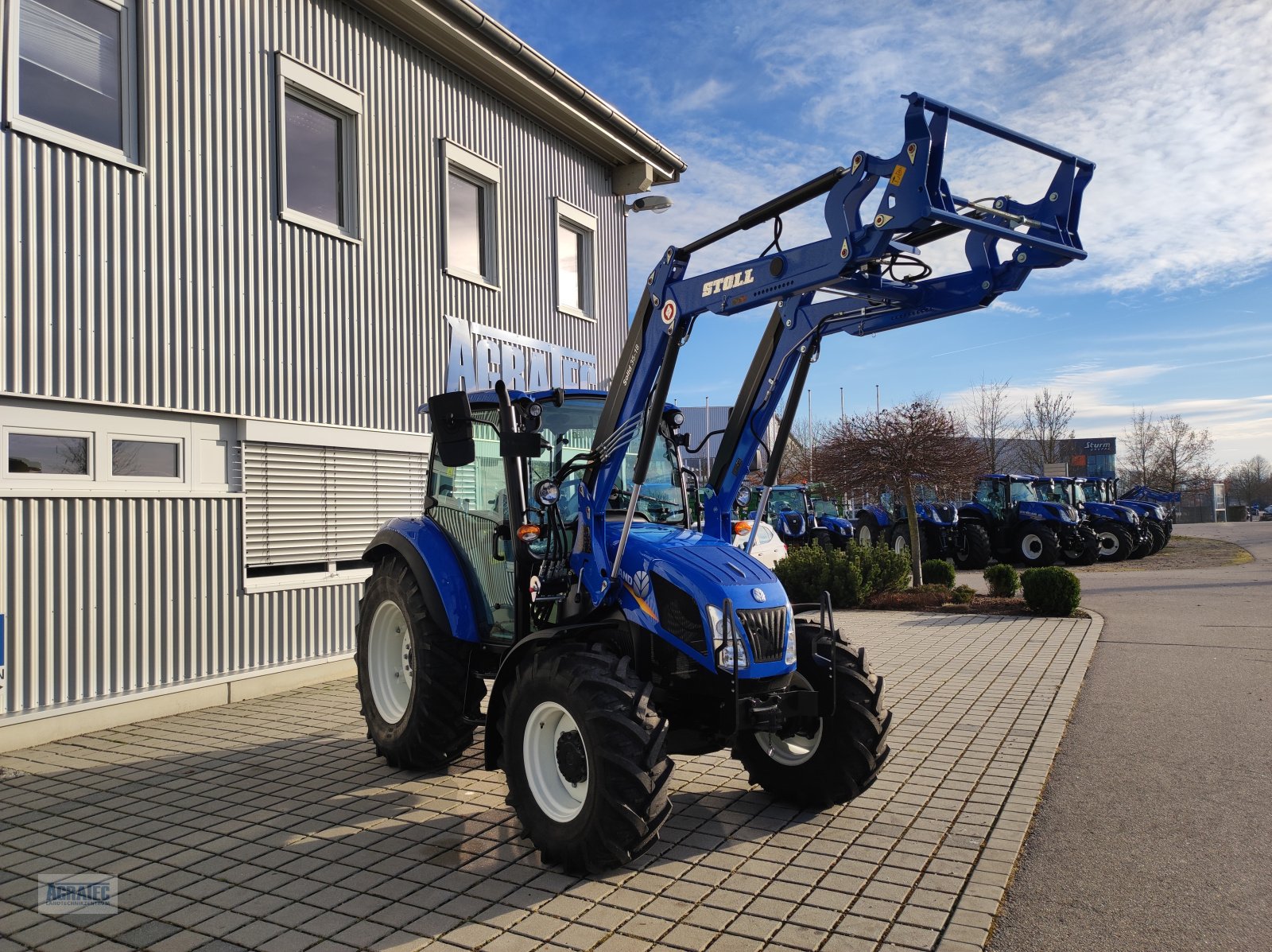 Traktor des Typs New Holland T 4.55, Neumaschine in Salching bei Straubing (Bild 4)